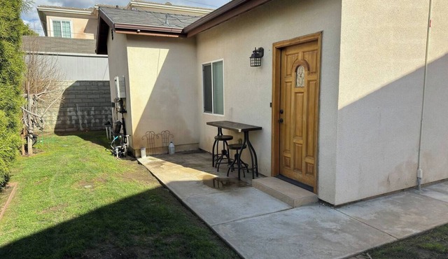 Charming 2-bedroom house with WiFi, AC, and laundry in vibrant Mar Vista