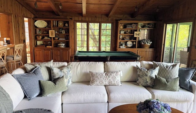 Charming 4-bedroom lake cabin with a dock + AC in Excelsior