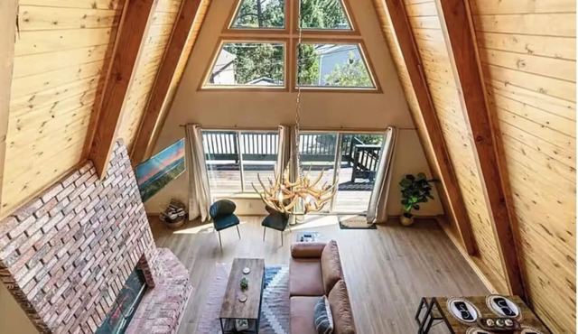 Charming A-Frame home, wood fireplace, 7 miles to The Village and ski resorts.