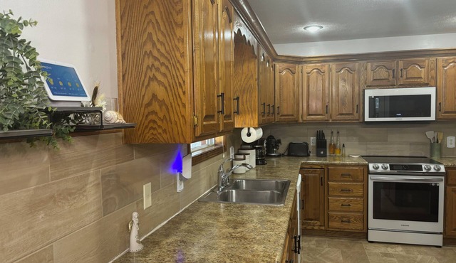 Charming and spacious 3-bedroom house in SW Springfield - Pet Friendly!