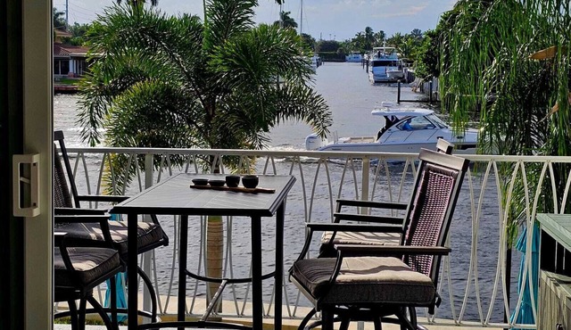 Charming condo in Intracostal and heart of Pompano Beach .Live the life !