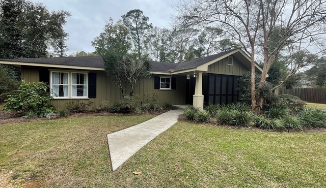 Charming two bedroom cottage steps away from Magnolia River in Magnolia Springs