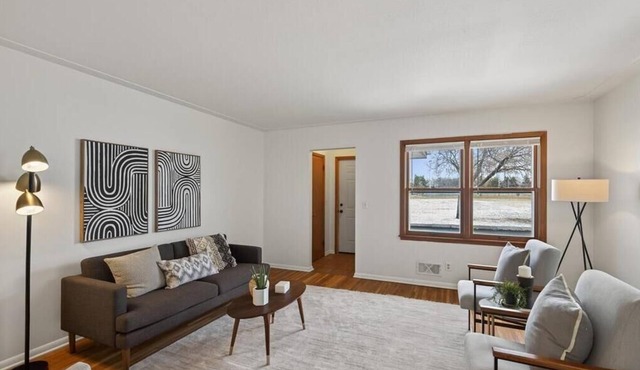 Charming Two-Bedroom Near Parks and Lakes in Minneapolis!