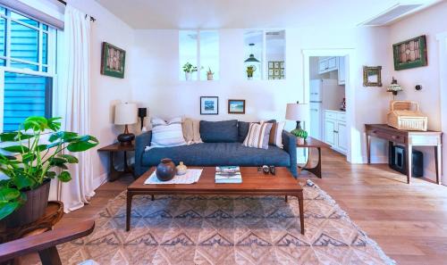 Charming Vintage 2 bed 1 bath Retreat With Beautiful Backyard