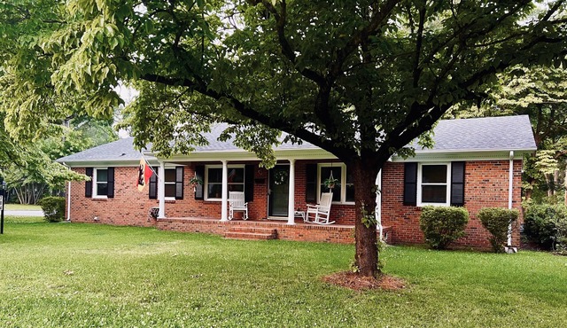Clean Comfortable Corner Home in Colonial Capital of New Bern