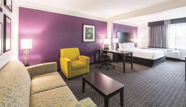 Close to The Alamo and Wax Museum! 4 Spacious Units, FREE Parking, Pool!