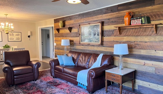 Cottage in the Center of Tuscaloosa, Beautiful Backyard, 2.5 Miles to Stadium