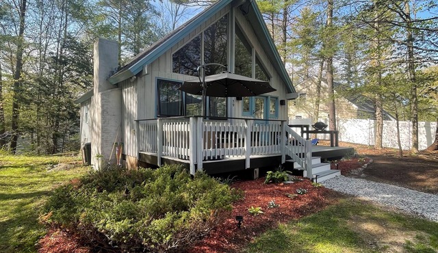 Cozy A-frame cabin just a short walk to town. in Ogunquit