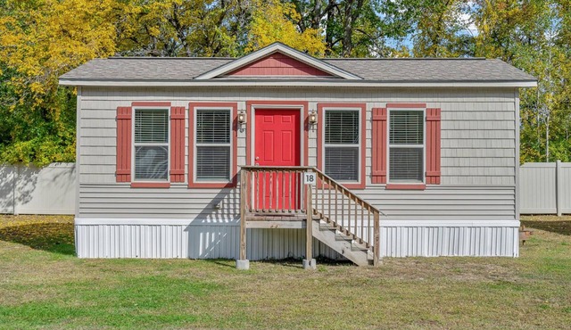 Cozy Cottage at Lake George Campsites!
