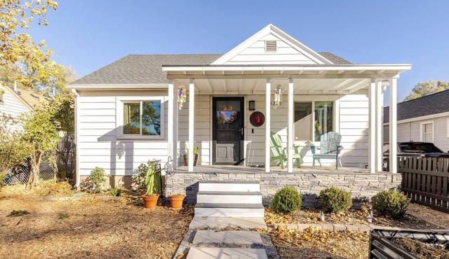 Cozy Millcreek Bungalow Spa Bath Great for Extended Stays Pet-Friendly