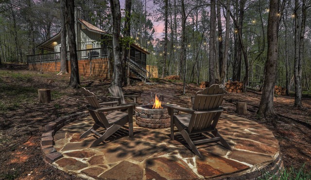 Creekfront Cabin ★ Hot Tub ★ Firepit ★ 3BR/2BA ★ Sleeps 7 ★ Fiber WiFi