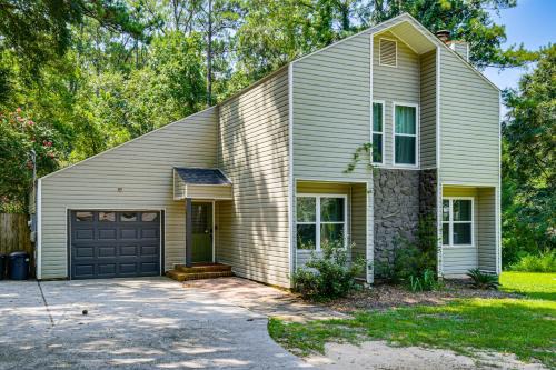 Daphne Home w/Deck: Close to Beaches & Parks!
