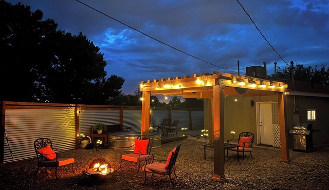 Desert Flower: Cowboy Pool, King Bed, A/C, Stocked kitchen, Walking trail