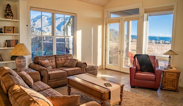 "Desert Haven: Luxe Stay, Hot Tub, Majestic Views"