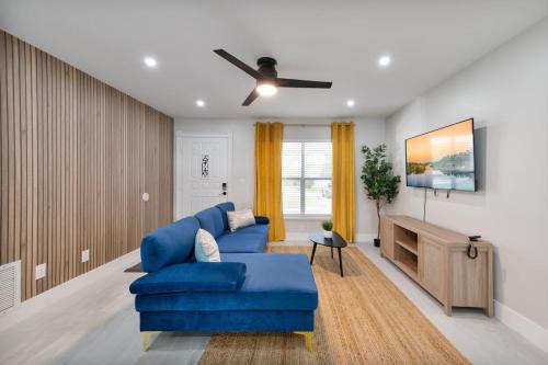Downtown Home with Basketball, Firepit and Just 20 Miles to Disney in Saint Cloud
