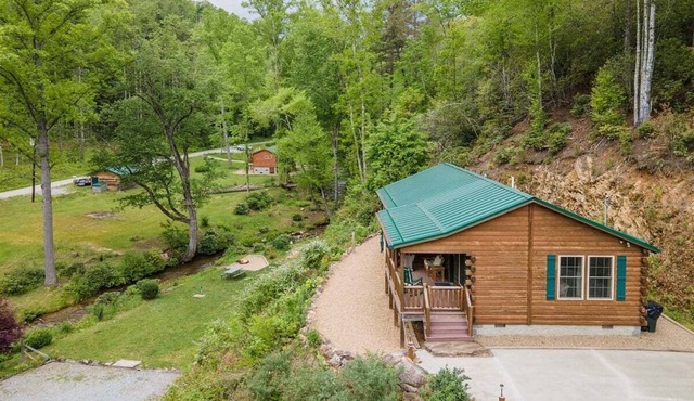 Eagles Nest, Creekside with Firepit