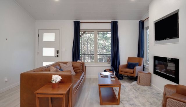 Eight cabins- King Beds, Fire Pit, A/C, Free Sledding and Smores