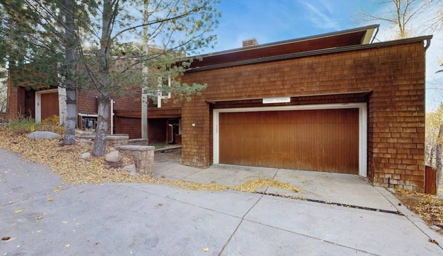 Elegant Aspen townhouse with an inviting deck, fireplace, and washer/dryer