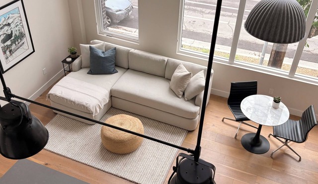 Fabulous 2 bedroom apartment in the heart of the city. Walk to 9th & 9th!