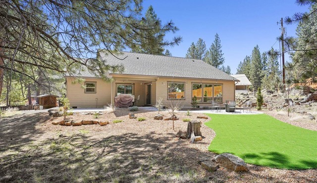 Fantastic Glamping Getaway to Oregon: Luxury Cottage with a Hot Tub in Bend near the Deschutes National Forest