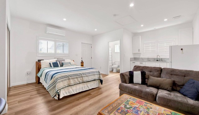 Fantastic studio-suite cottage with AC near SoFi Stadium