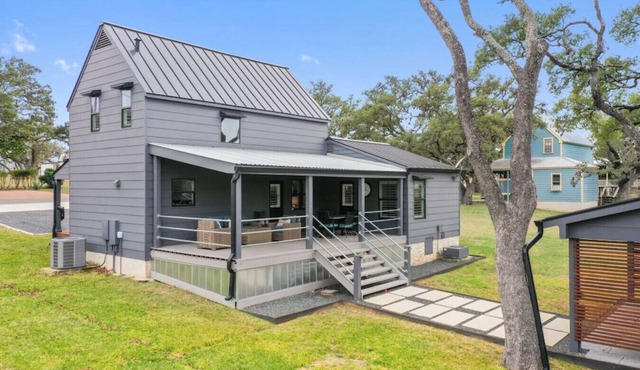 Farmhouse Hot Tub & Fireplace Min to Town/Wineries