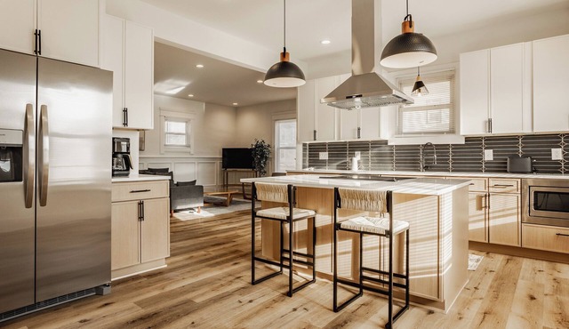 Featuring a luxe king suite w/soaking tub, gourmet kitchen & fast Wi-Fi, guests can relax in this beautifully renovated 3 bed, 2.5 bath gem! Close to downtown, hospitals & local attractions, this home is perfect for families, friends & professionals.