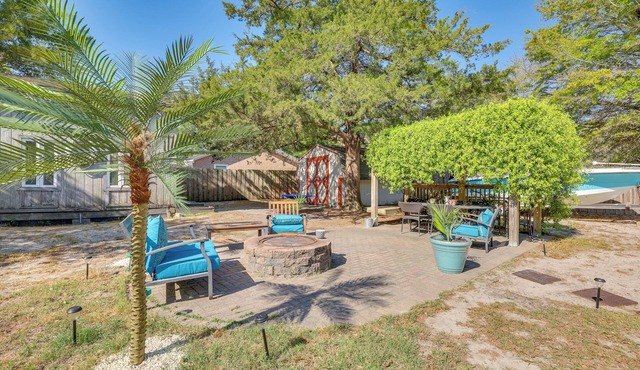 Fenced Yard! Family Getaway 6 Mi to Carolina Beach