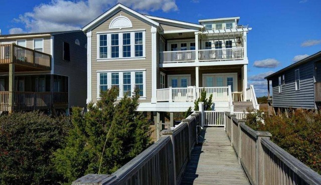 Fish N' Ships is a lovely oceanfront home with breathtaking ocean views