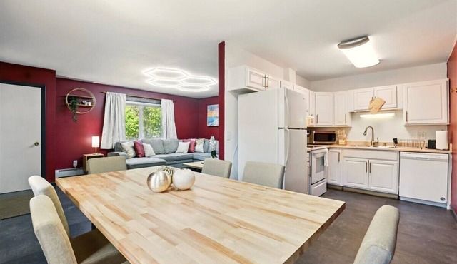 Frost & Found - Classic Stay 3-bedroom 1-bath townhouse near Hospitals and UAA.