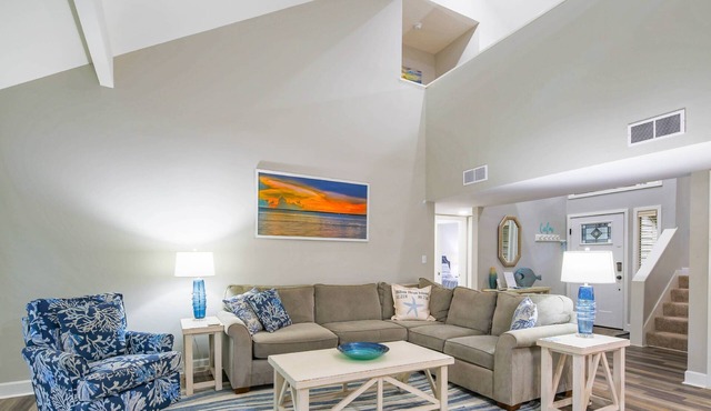 Fully Updated, End Unit Villa between Beach Club & Harbour Town w/Community Pool & Tennis Courts