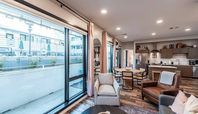 Glam Downtown Retreat w/Pool | Girls’ Trips & Bachelorettes | Sleeps 8