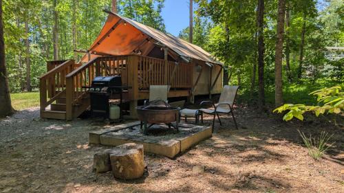Glamping Tent with Deck Near The Caverns and Waterfalls