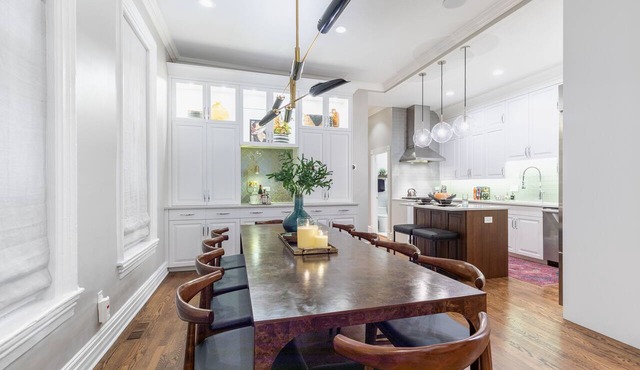 Gorgeous 3BR River North Condo - Free Parking