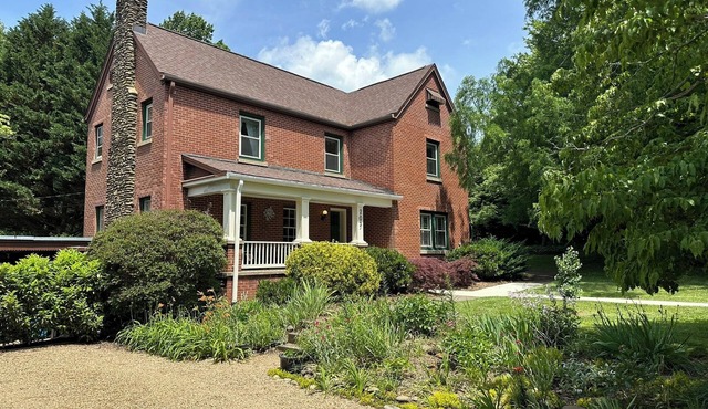 Grovemont Getaway - 3 bedroom, 2.5 bath beautifully updated historic home