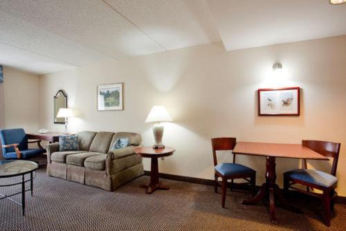 Holiday Inn Express & Suites Newport News by IHG