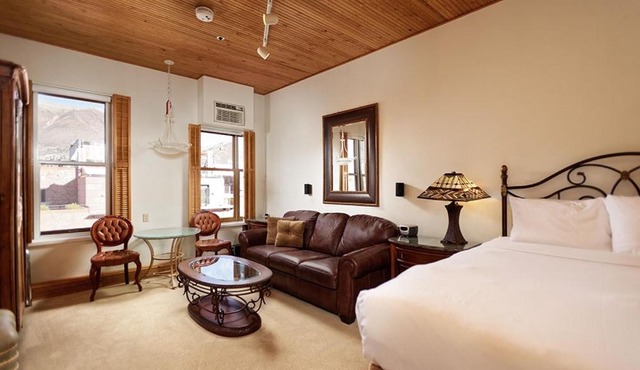 Independence Square Unit 306, Hotel Room with Large Sitting Area & Wet Bar