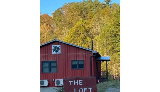 Ivy Riverfront private retreat - tubing, fishing right out the door!