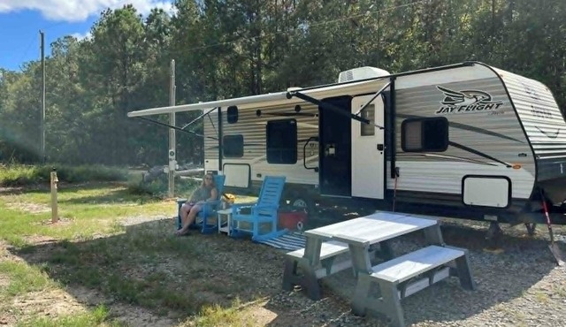 Jayco RV on Half Acre next to PeeDee River! in Gresham