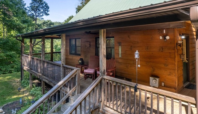 Jenny's Cabin-Hot Tub - WIFI - covered deck
