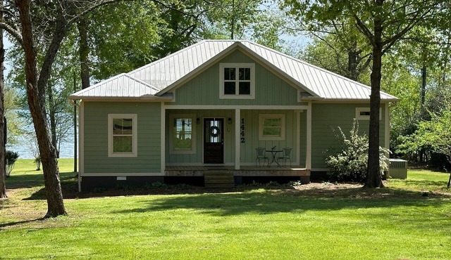 Lake Therapy Cottage with 3bds/2baths with exceptional Lake Front Views.