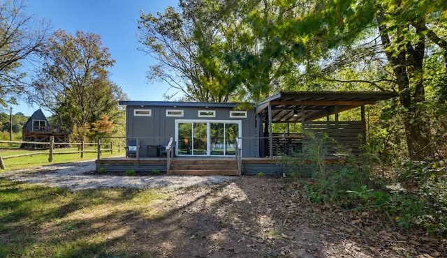 Lakefront cabin for couples with*private hot tub*