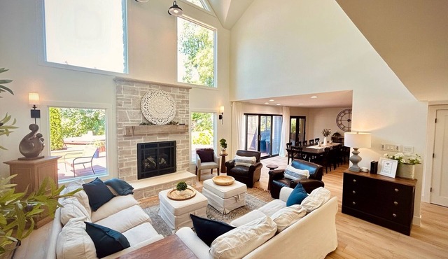 Lakefront! Spacious Family Oasis near A2 -Tennis Court & Private Dock