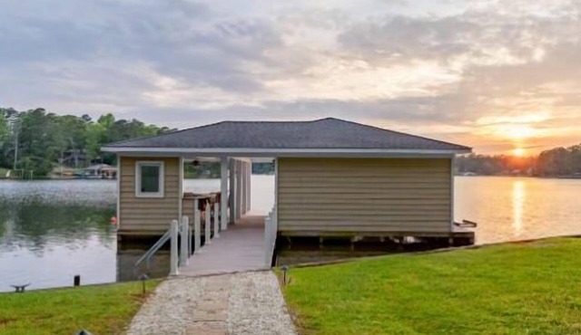 Lakefront View, 5BR, PET-Friendly, Firepit, Dock, Games, Up to 14