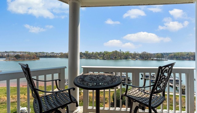 Lakeside Loft |Luxury Penthouse - Restaurants, Community Pool, Massage, and More!