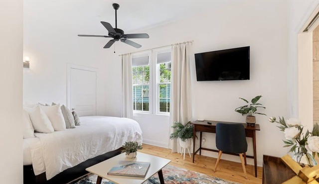 Light & Airy Downtown Executive Rental