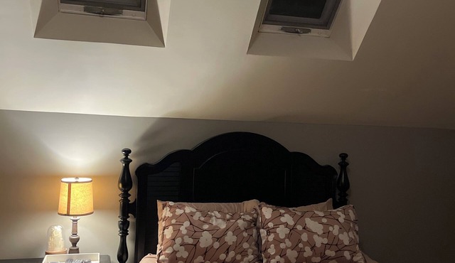 Light filled loft space with private en-suite 7 miles from Downtown Saratoga