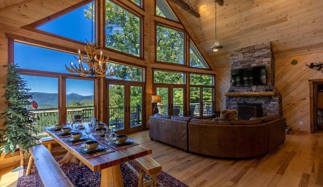 Lux 3600 Sq Ft Cabin, Game Rooms, Hot Tub, Long-Range Views!