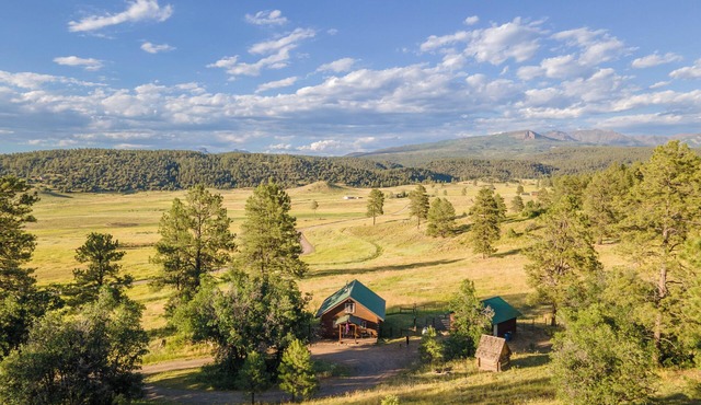 Lux Hot Tub Cabin. Huge VIEWS! 35 Acres! Stargazing/Hiking Retreat! No Pet Fees!