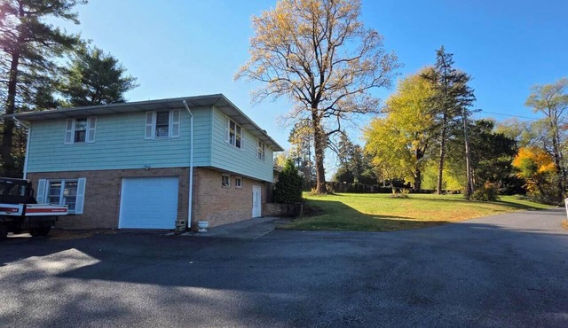 Luxury 3-bedroom house with 2 car Garage for use in Car Show Carlisle, PA